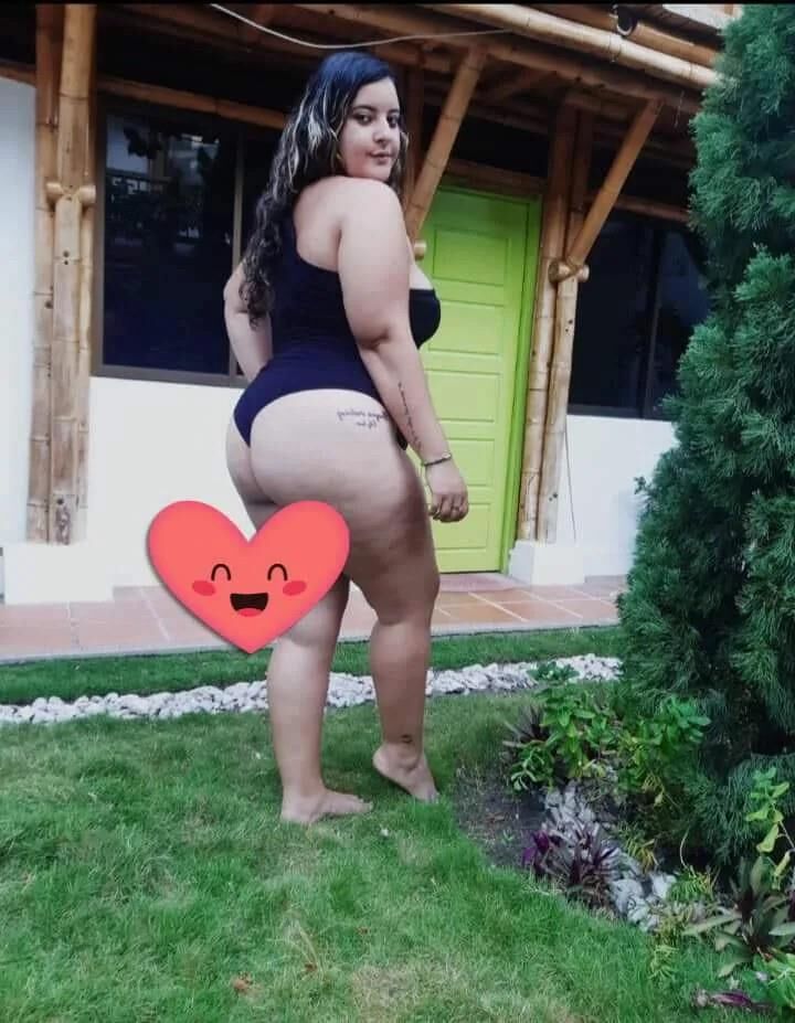 BBW Latina en traje de baño de una pieza