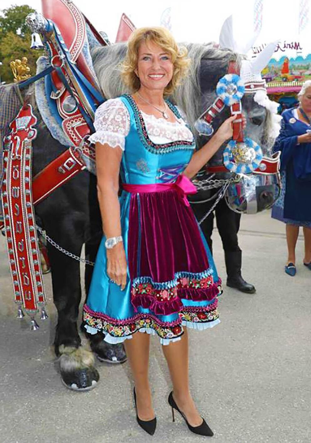 Fesche Madln im Dirndl zum Dreihundertzweiundneuzigste`n