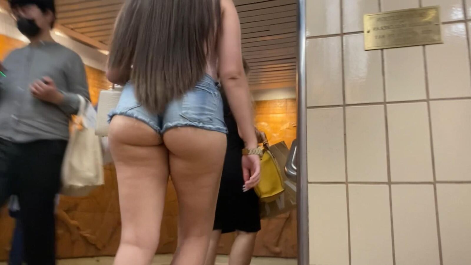 Short en jean à gros cul et joues candides