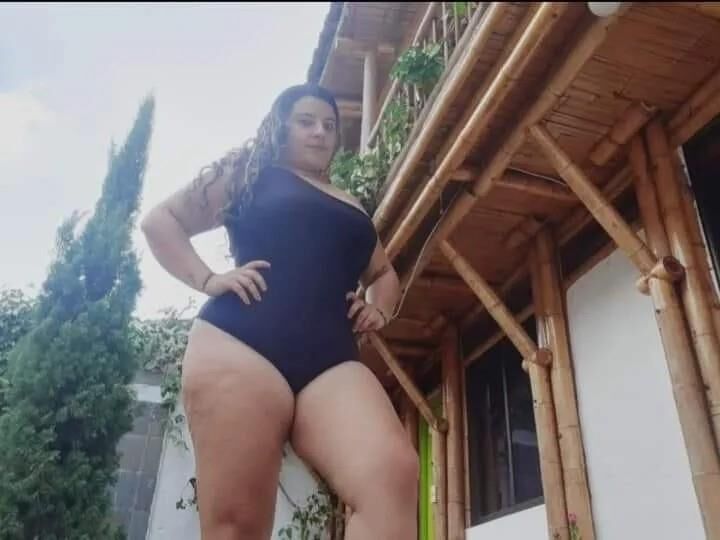 BBW Latina en traje de baño de una pieza