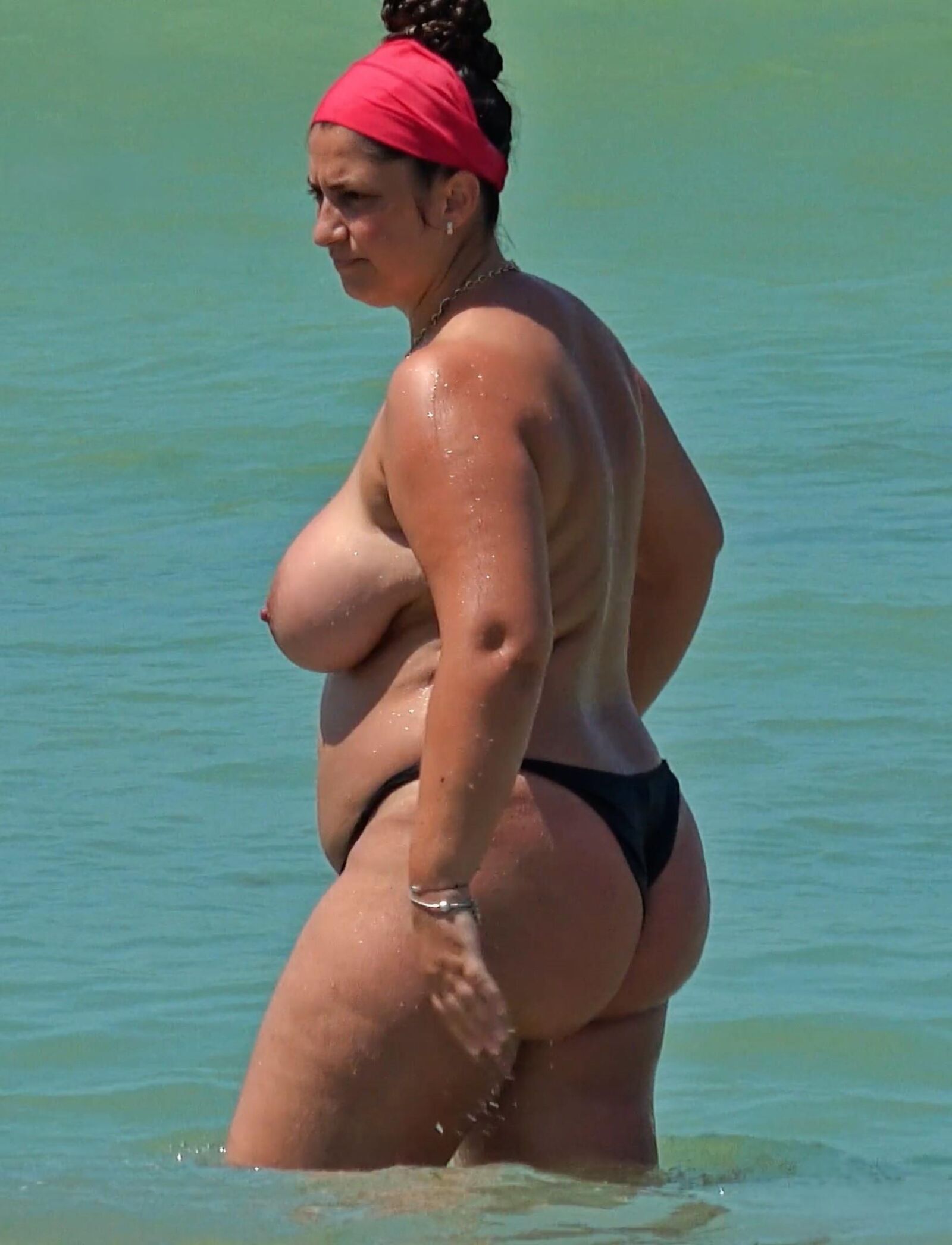 Topless BBW Beach Babe avec d'énormes réservoirs ()