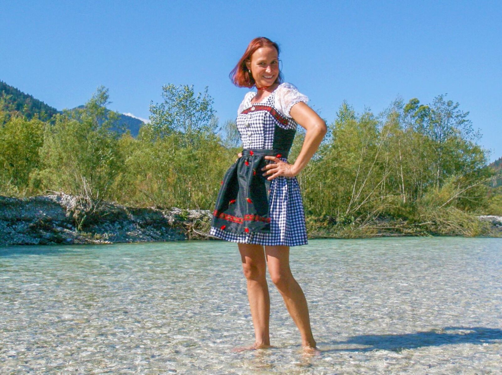 Die Mutzenbacherin im Dirndl am See