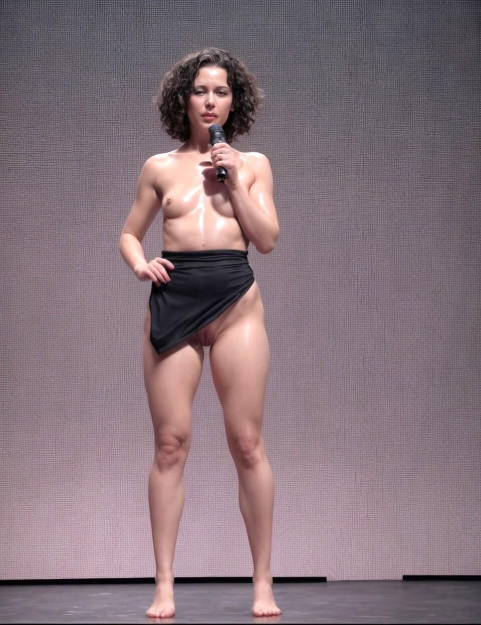 Stand-up atlético desnuda mostrando su cuerpo afeitado y sudoroso