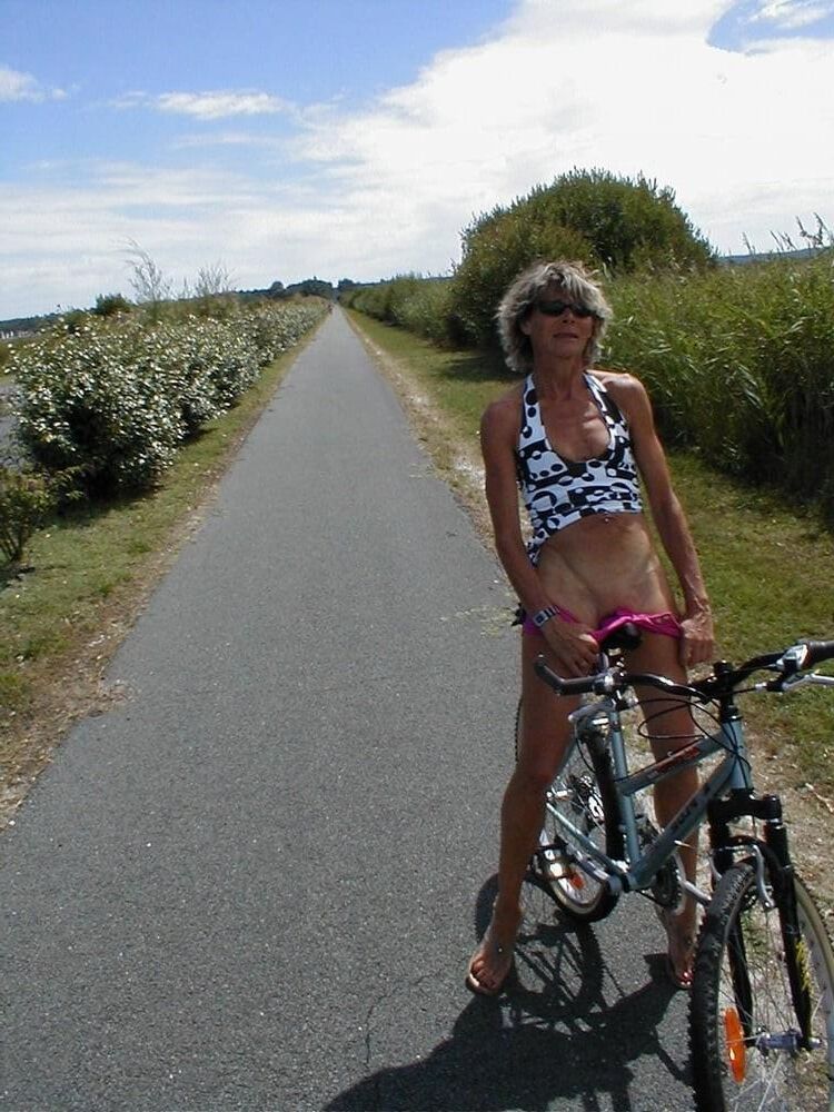 Chicas de bicicleta y deporte.