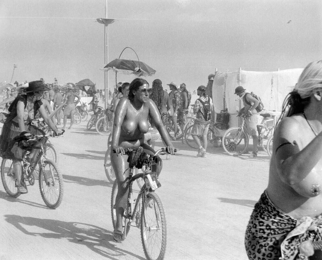 Chicas de bicicleta y deporte.