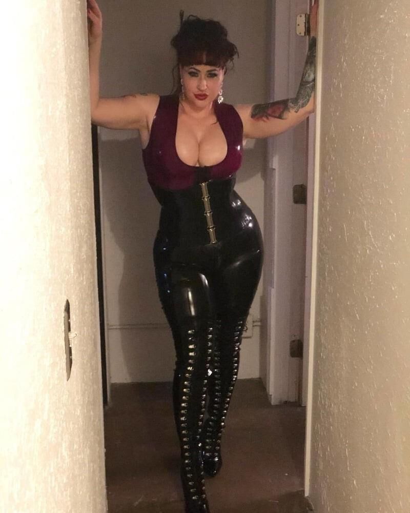 MAITRESSE EN LATEX