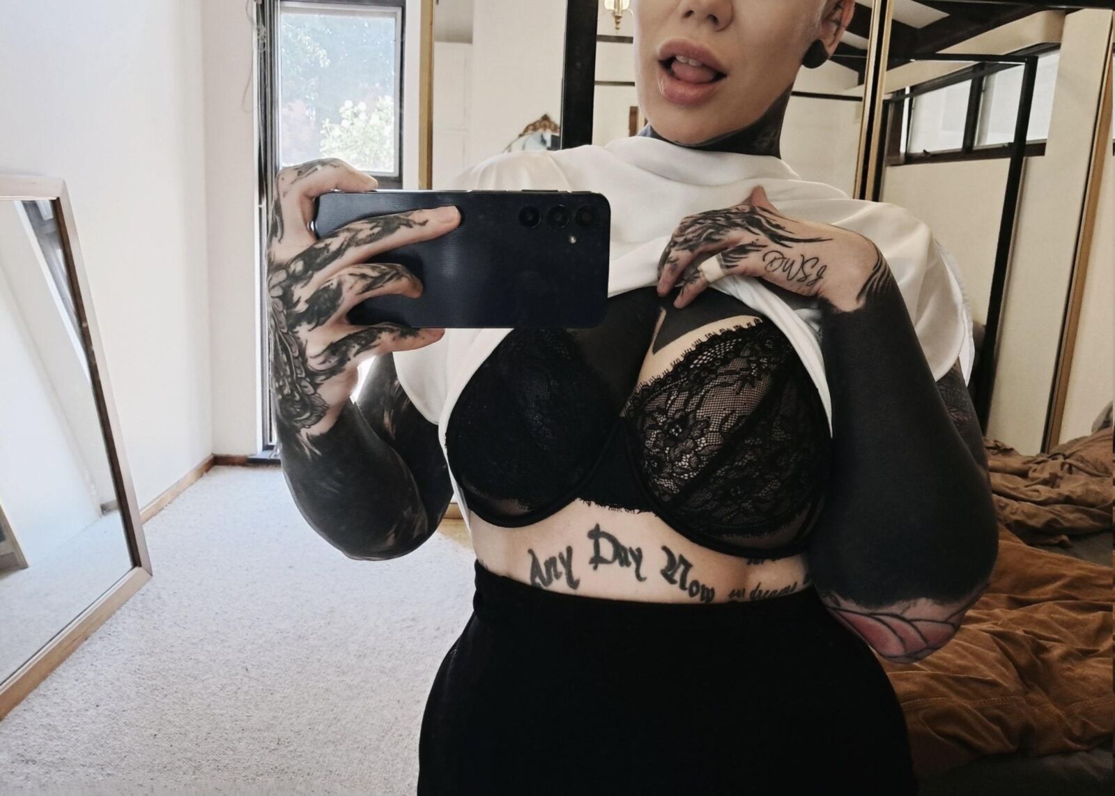 Voncaskxt chauve tatoué gros cul et seins chaud MILF plans mixtes