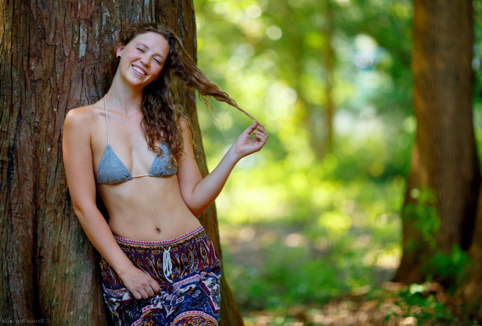 Jovem profissional lá fora, menina hippie peluda