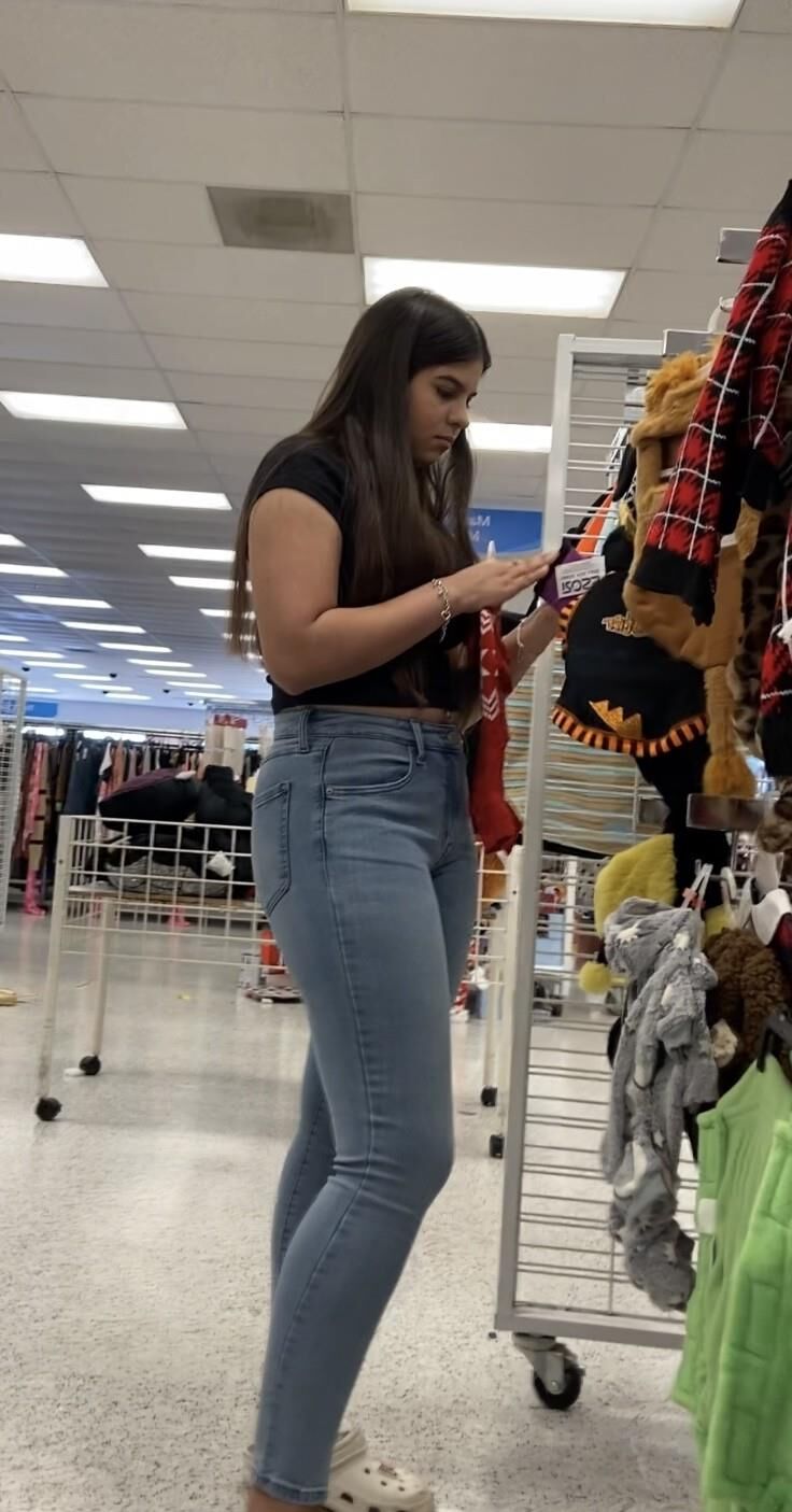  Random candid Girls in Jeans