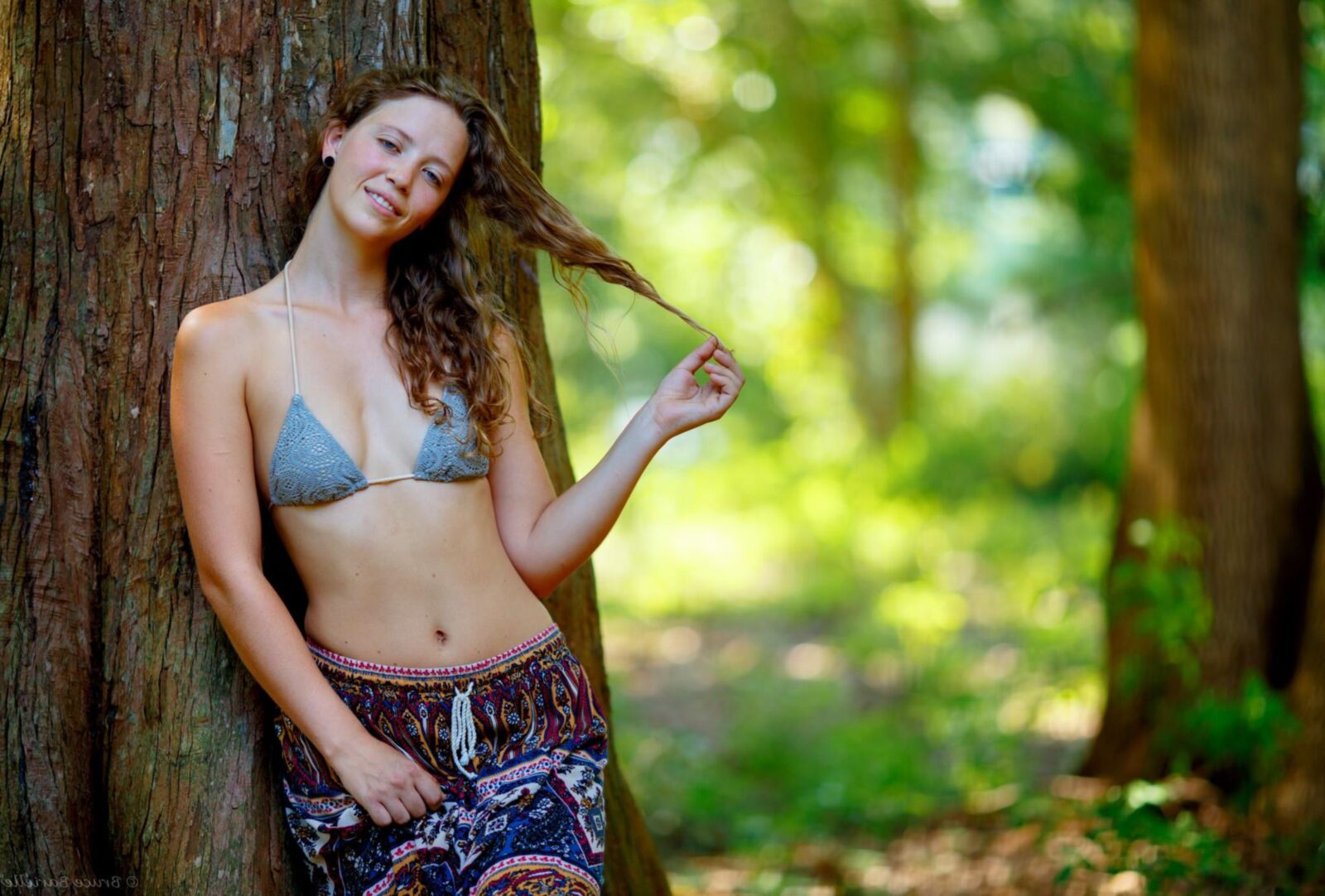 Jovem profissional lá fora, menina hippie peluda