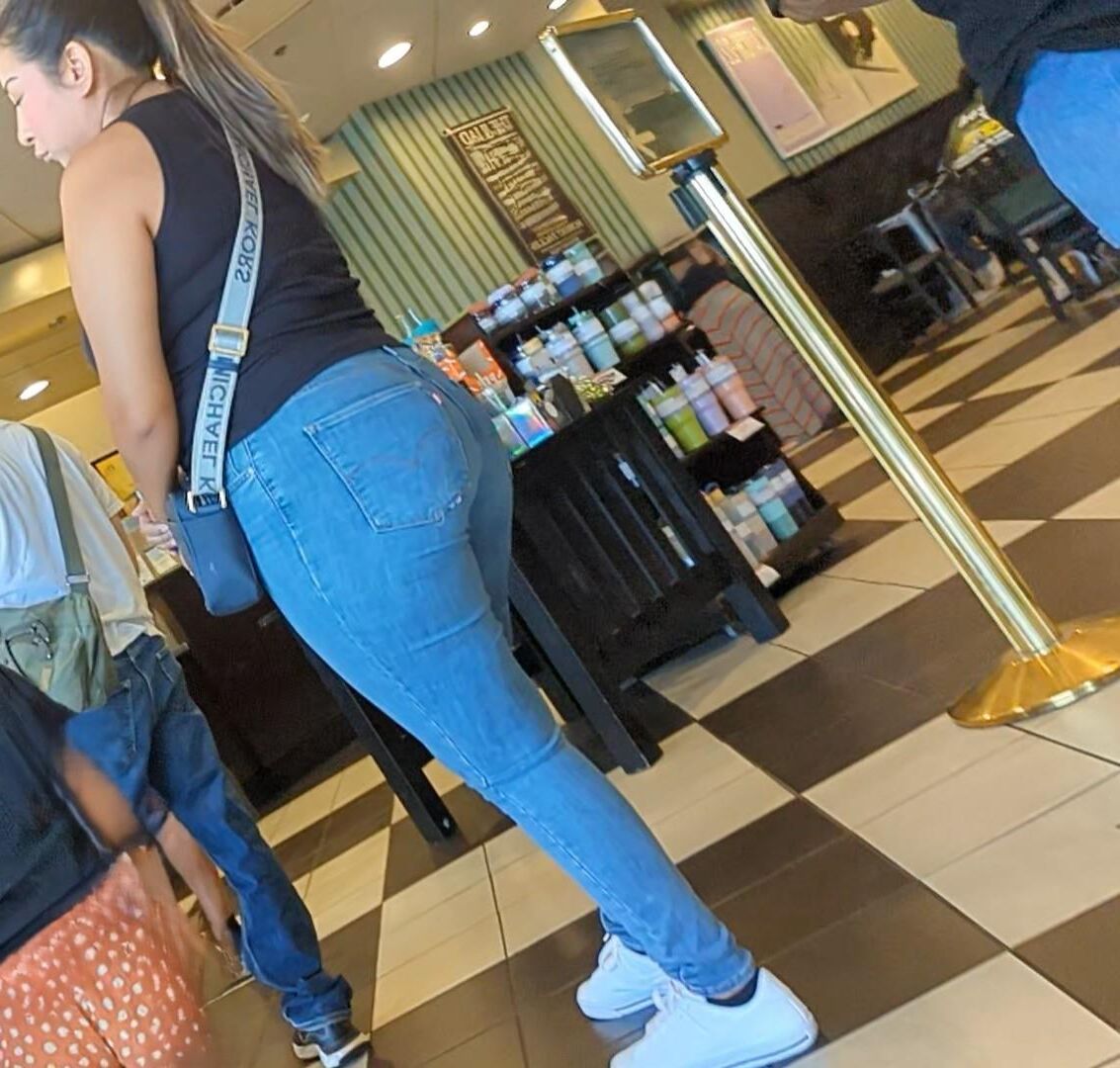  Random candid Girls in Jeans