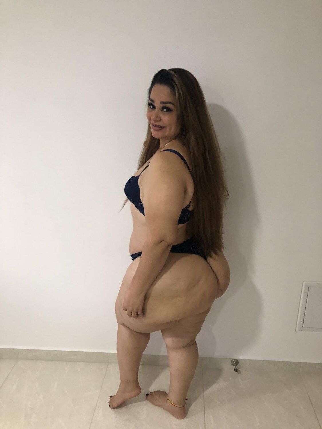 ÉNORME GROS CUL CELLULITE LATINE