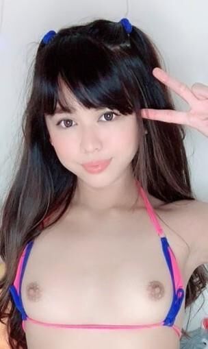 セクシーなアジア人の顔とおっぱい