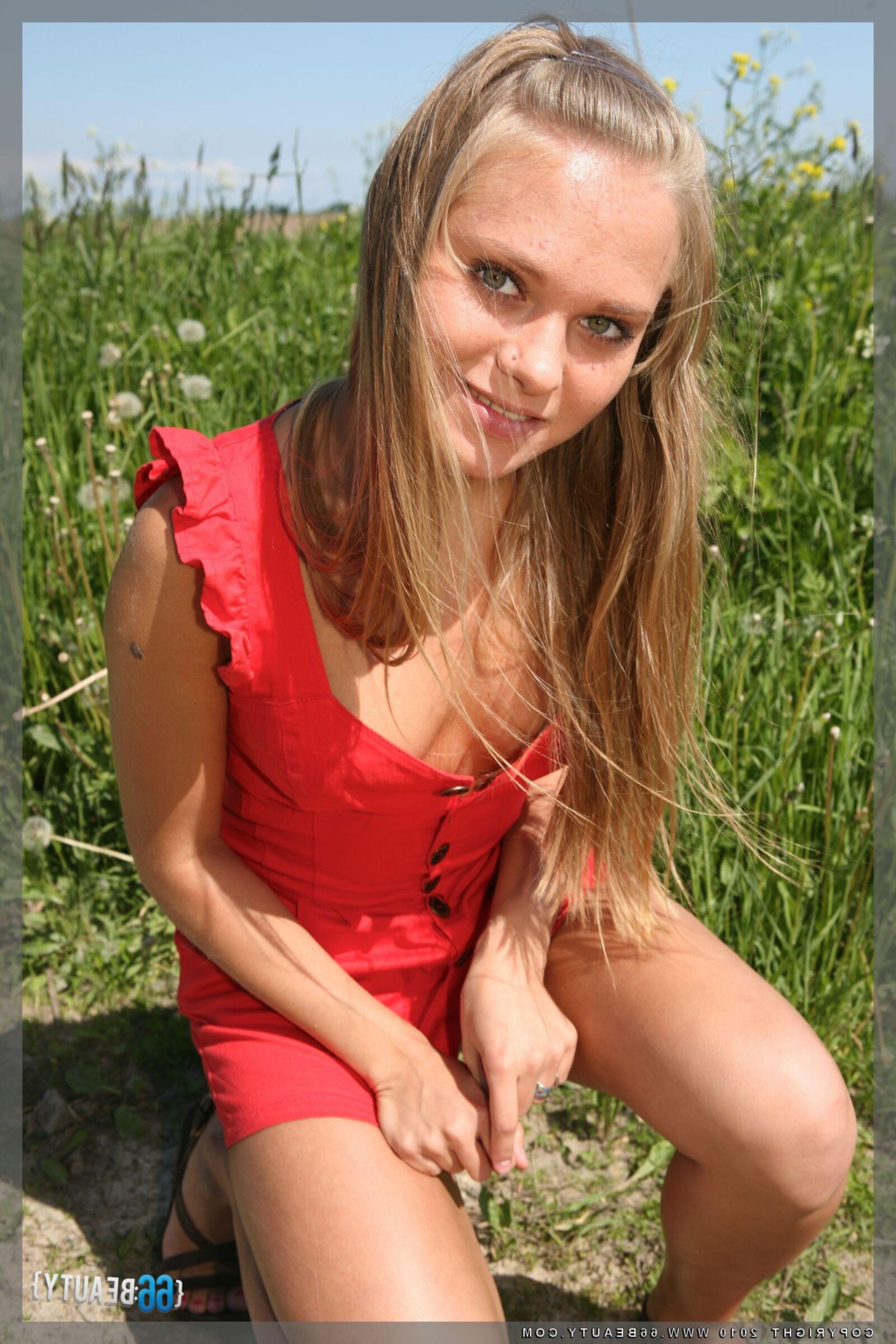 rubia adolescente anastasia desnuda al aire libre