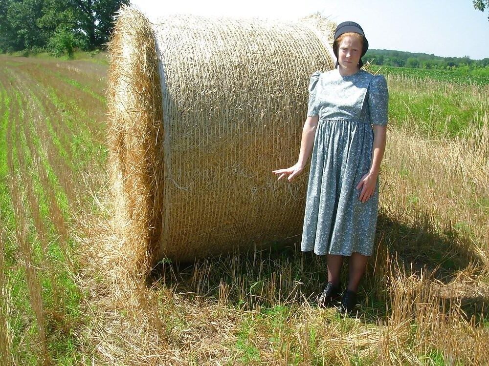 Une femme Amish au gingembre se déshabille en plein air