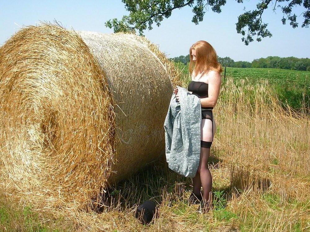 Une femme Amish au gingembre se déshabille en plein air