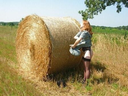 Une femme Amish au gingembre se déshabille en plein air