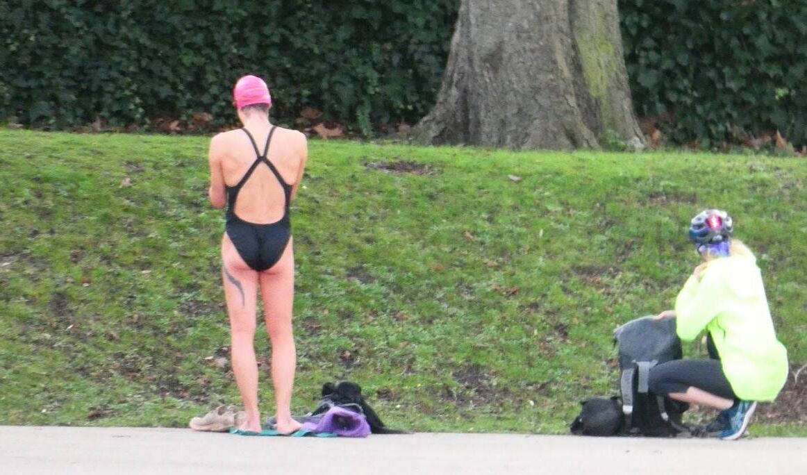 Parte trasera de la gorra rosa