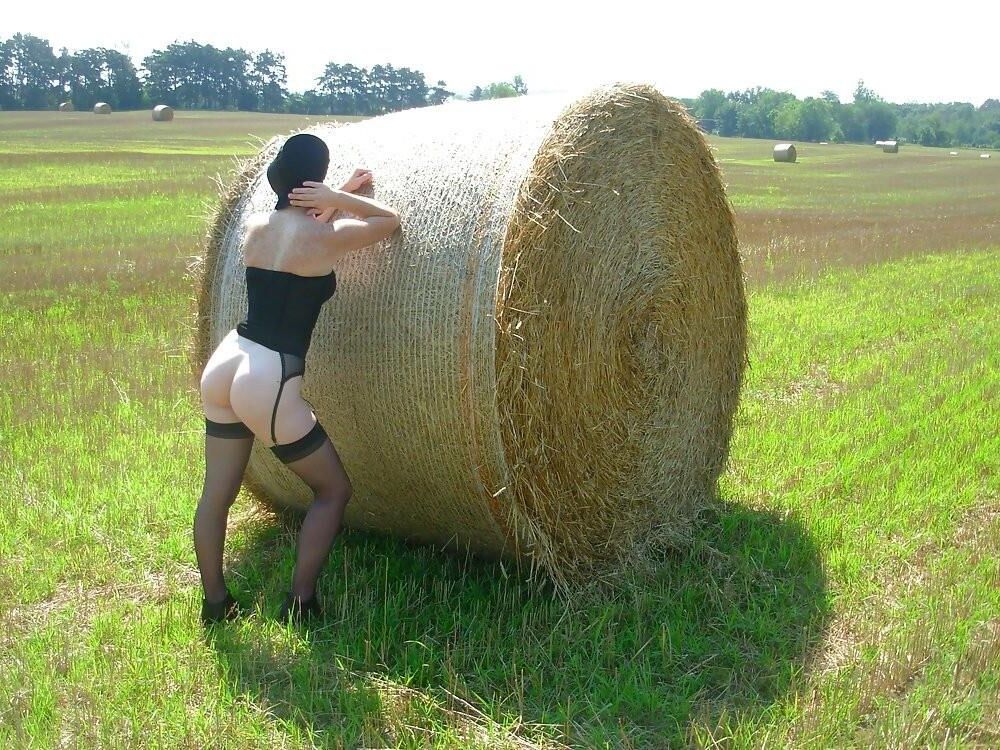 Une femme Amish au gingembre se déshabille en plein air