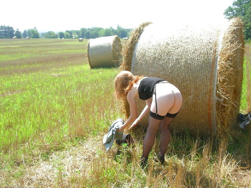 Une femme Amish au gingembre se déshabille en plein air