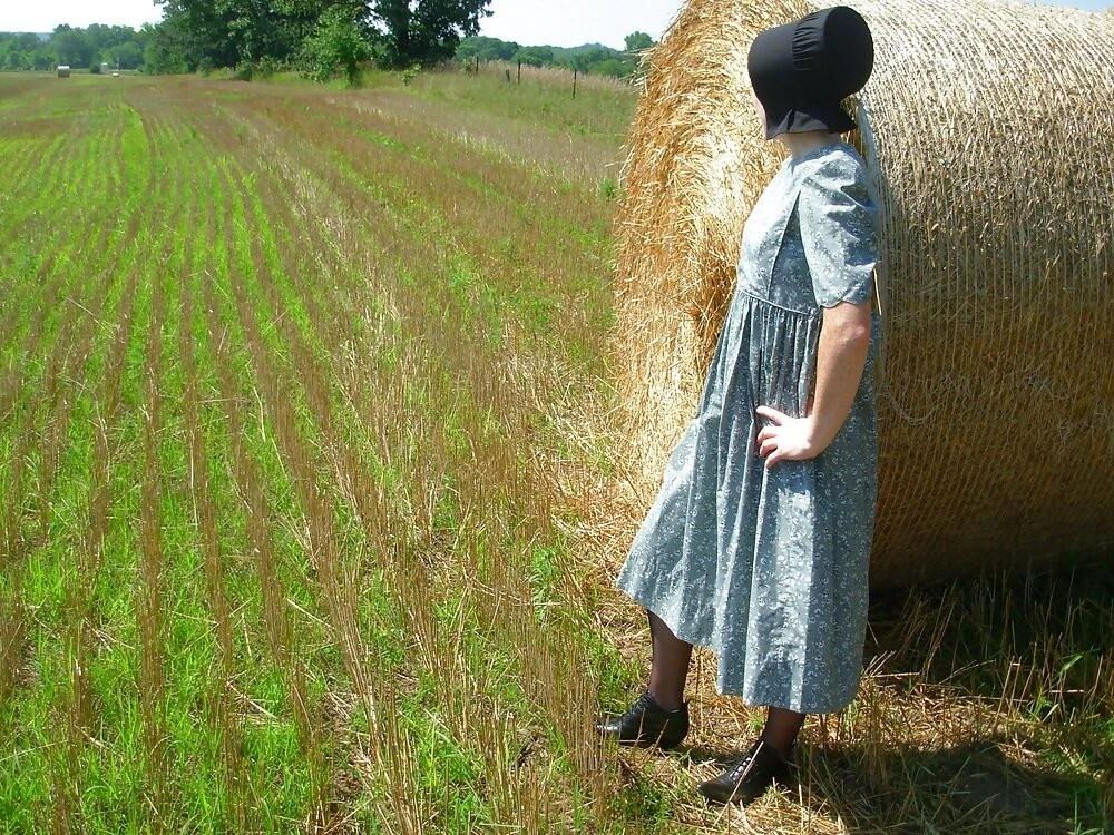 Une femme Amish au gingembre se déshabille en plein air