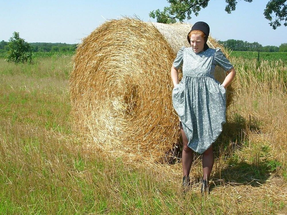 Une femme Amish au gingembre se déshabille en plein air