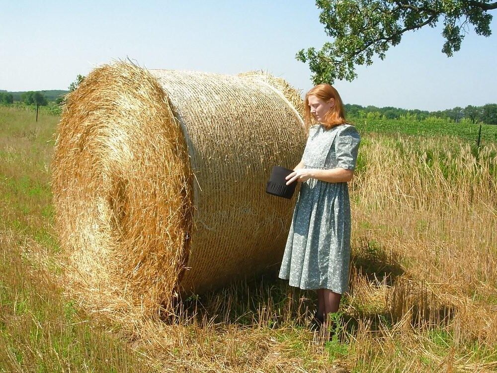 Une femme Amish au gingembre se déshabille en plein air