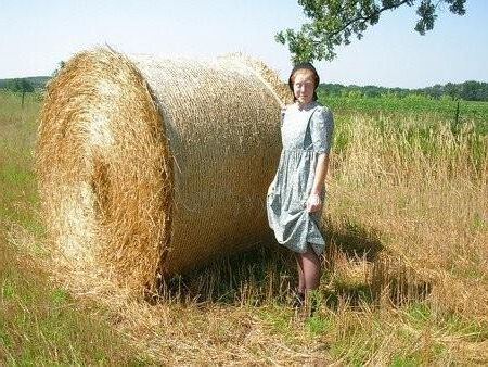 Une femme Amish au gingembre se déshabille en plein air