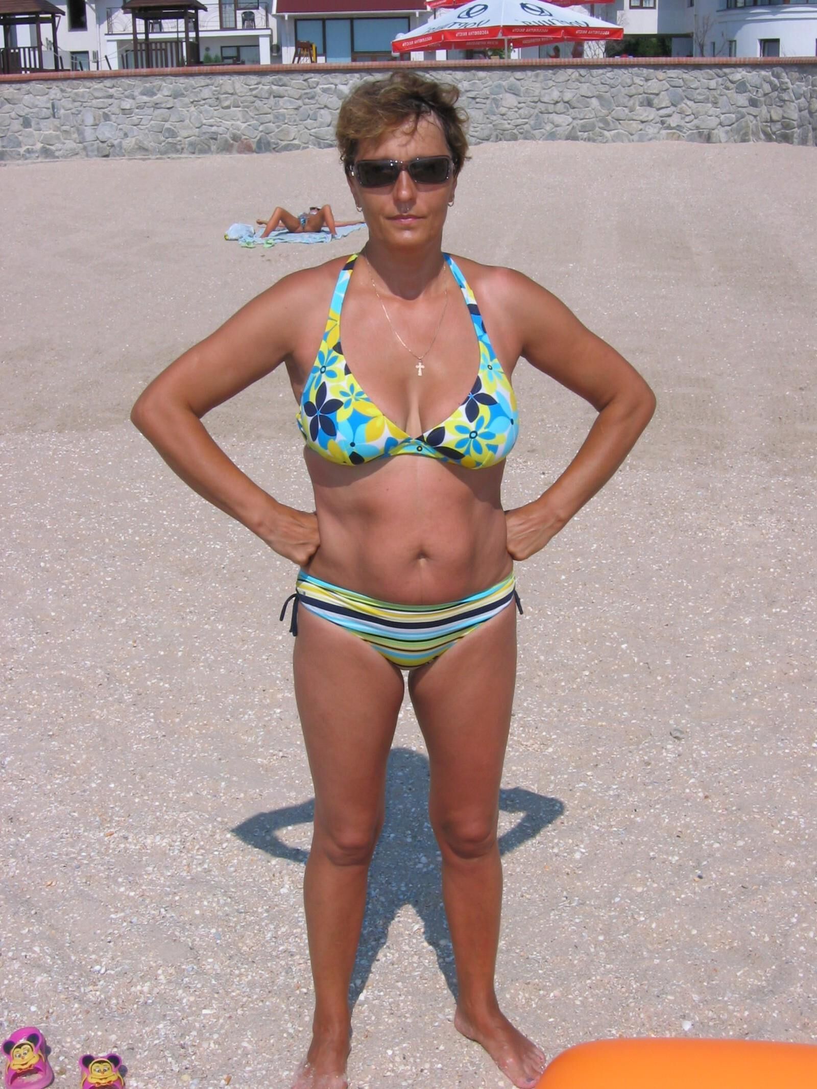 bikini milf gilf nn