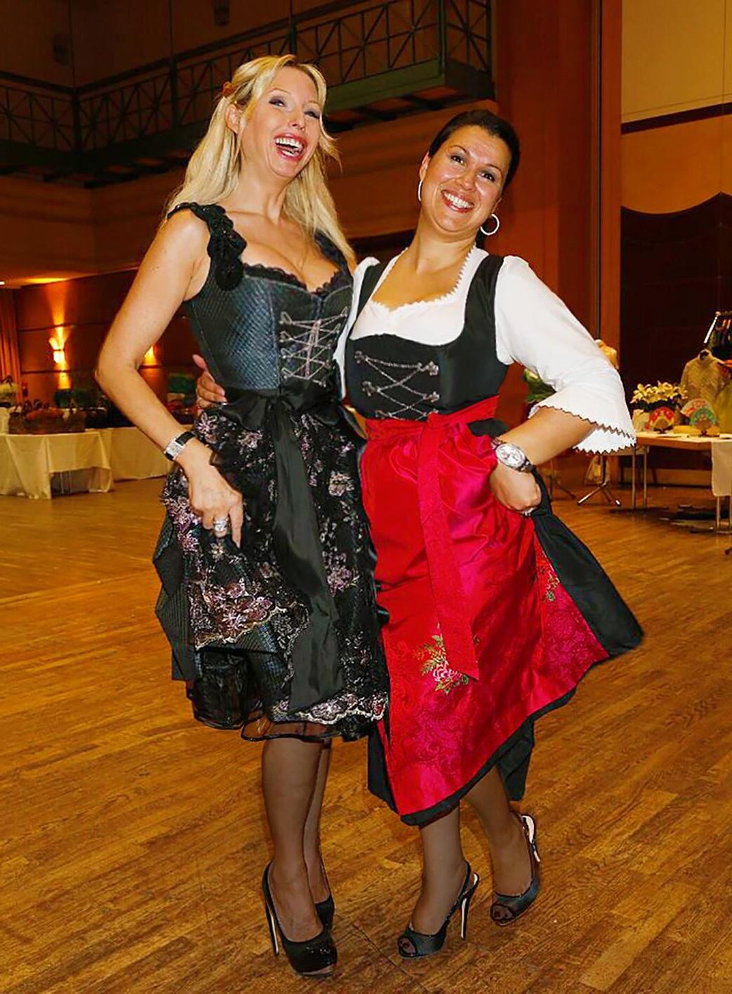 Fesche Madln im Dirndl zum Dreihundertdreiundneuzigste`n