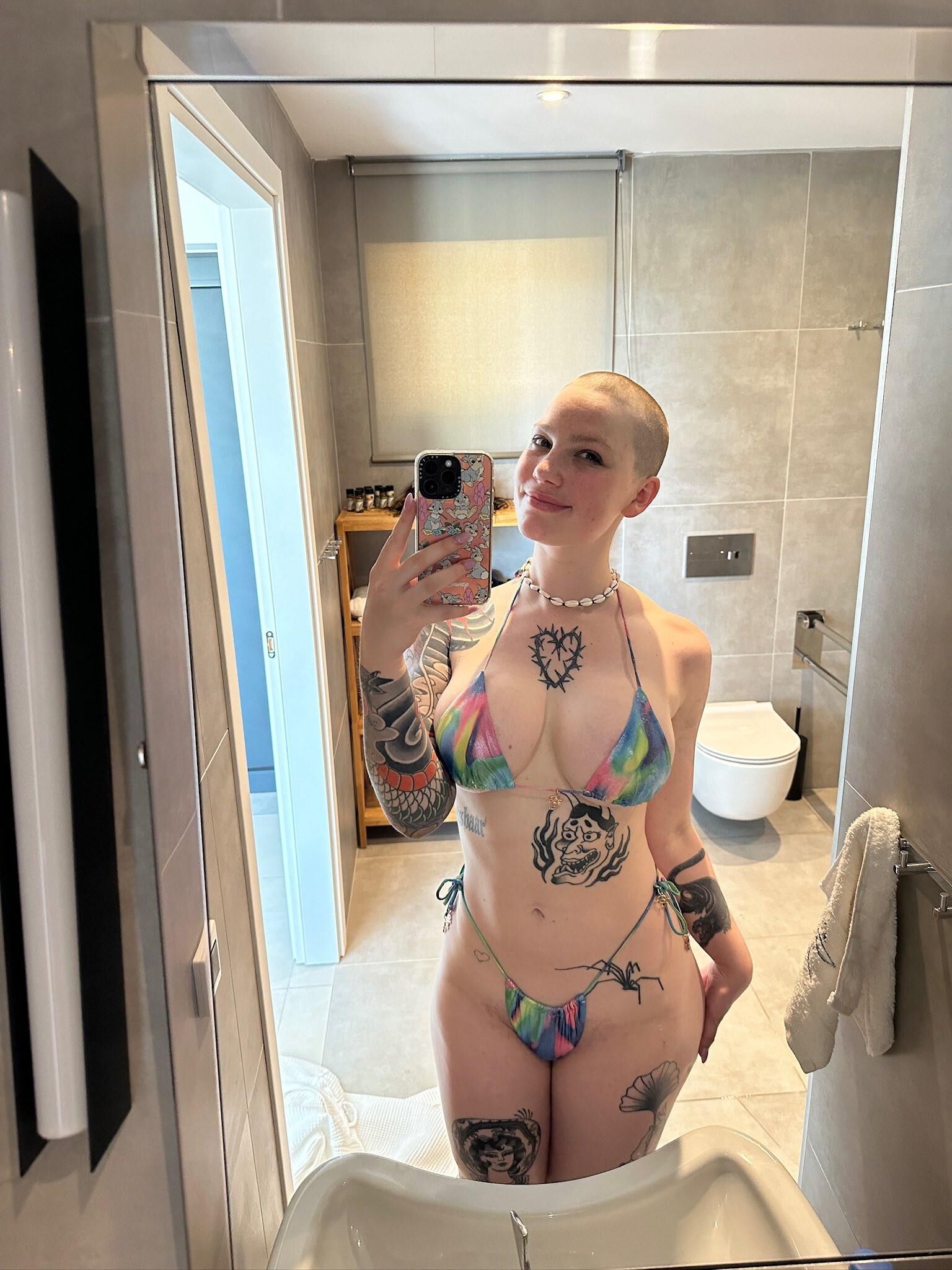 Laura Gorgeous Tattooed Sexy Teen Hot Mixed Photos