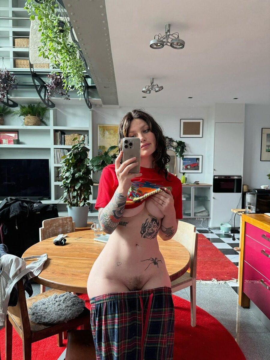 Laura Gorgeous Tattooed Sexy Teen Hot Mixed Photos