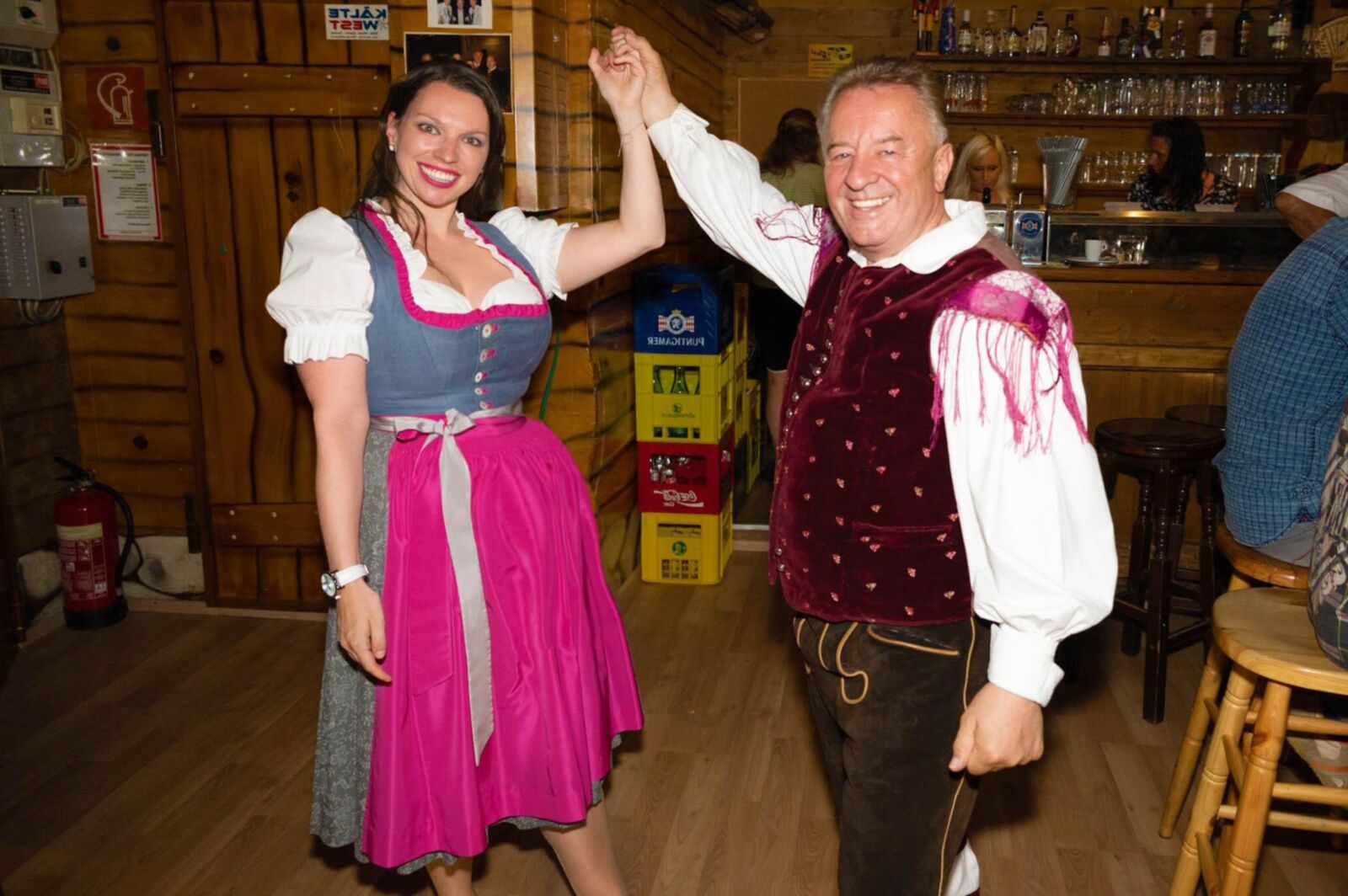 Fesche Madln im Dirndl zum Dreihundertdreiundneuzigste`n