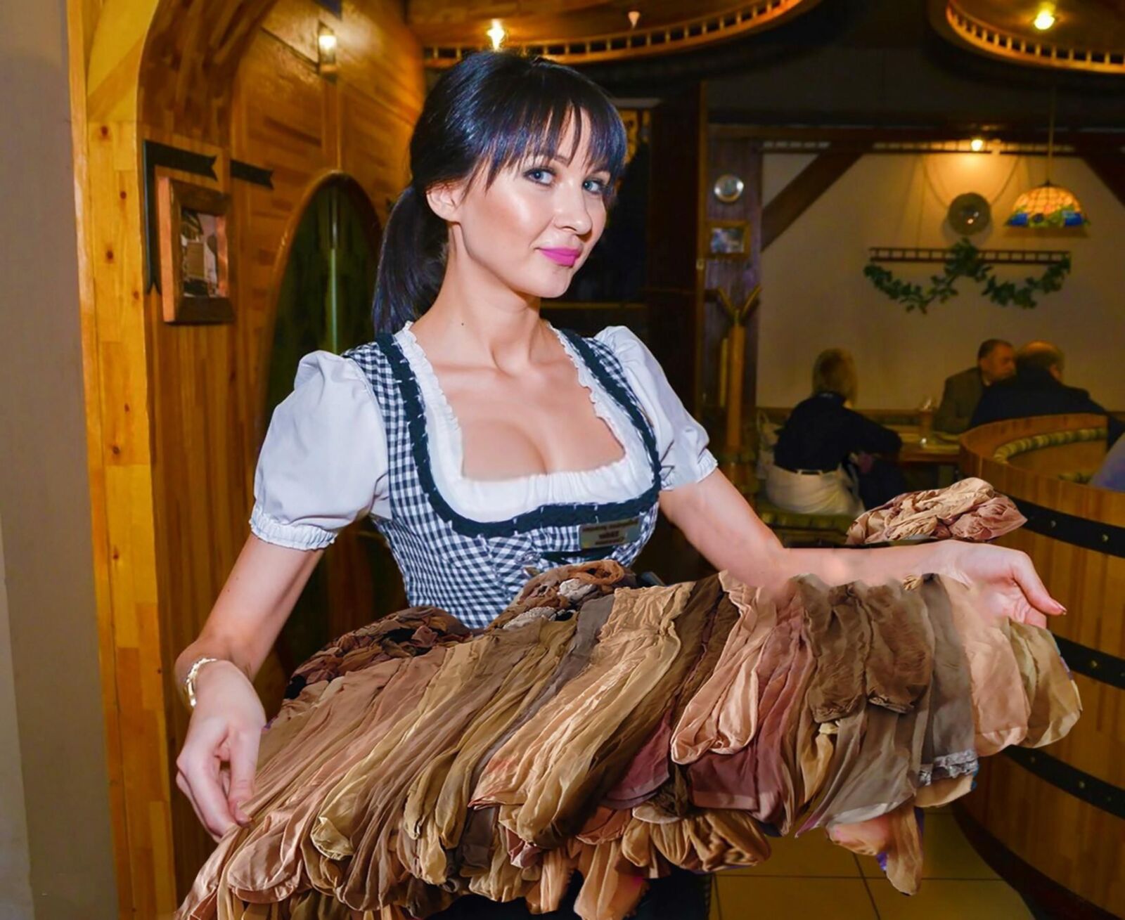 Fesche Madln im Dirndl zum Dreihundertdreiundneuzigste`n