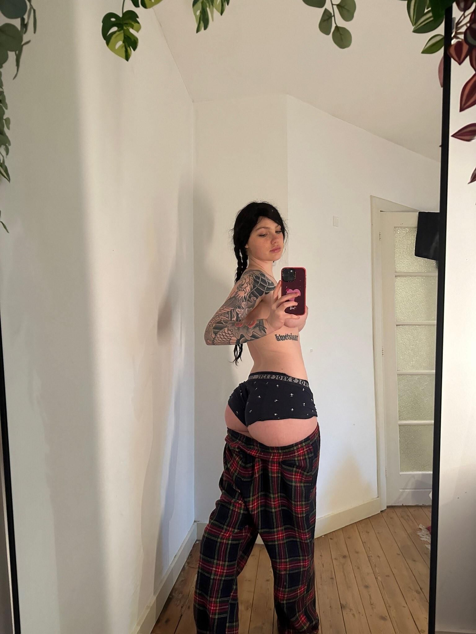 Laura Gorgeous Tattooed Sexy Teen Hot Mixed Photos