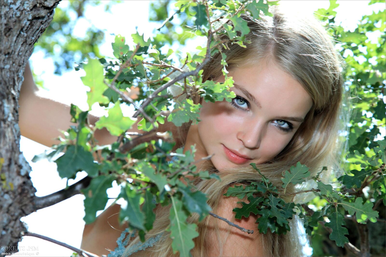 Dream Blonde Teen Sienna bronceado en la naturaleza