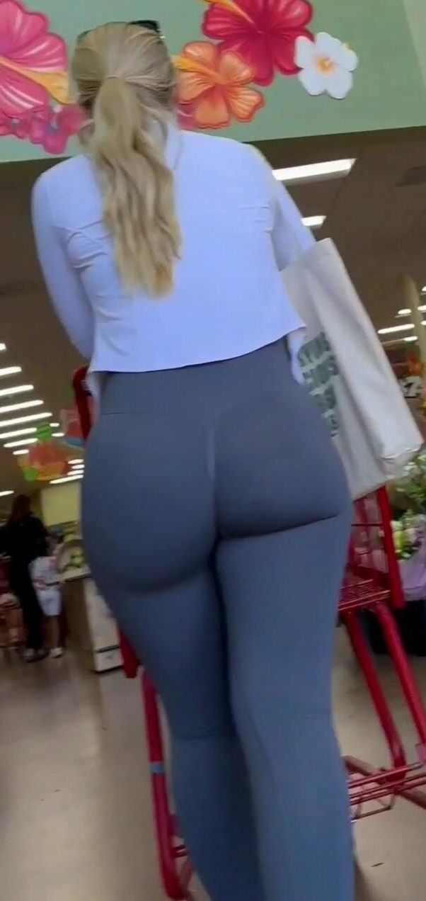 MILF blonde avec un beau gros cul en leggings gris