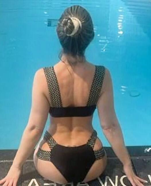 Sarah Más tomas de acción en bikini y tanga para idiotas