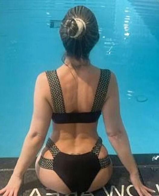 Sarah Más tomas de acción en bikini y tanga para idiotas