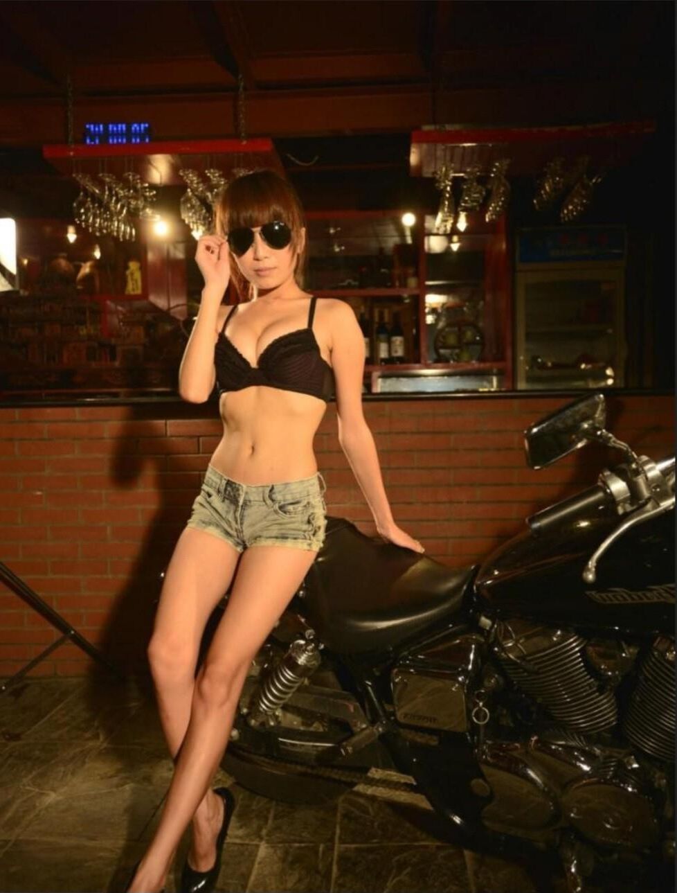 中国のバイク女シャオ・ヘ