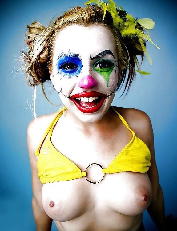 BLONDE CLOWN