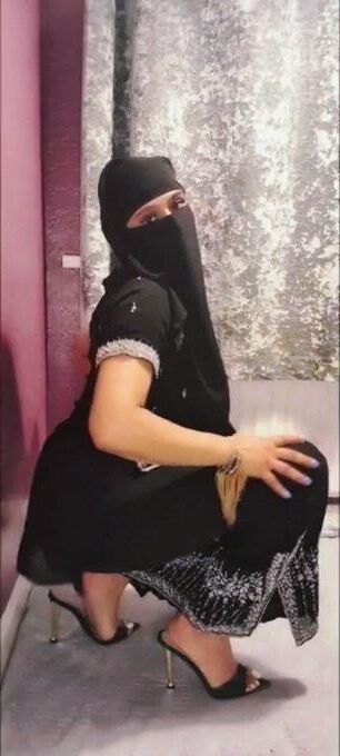 Arab Slut ass and feet In hijab and niqab