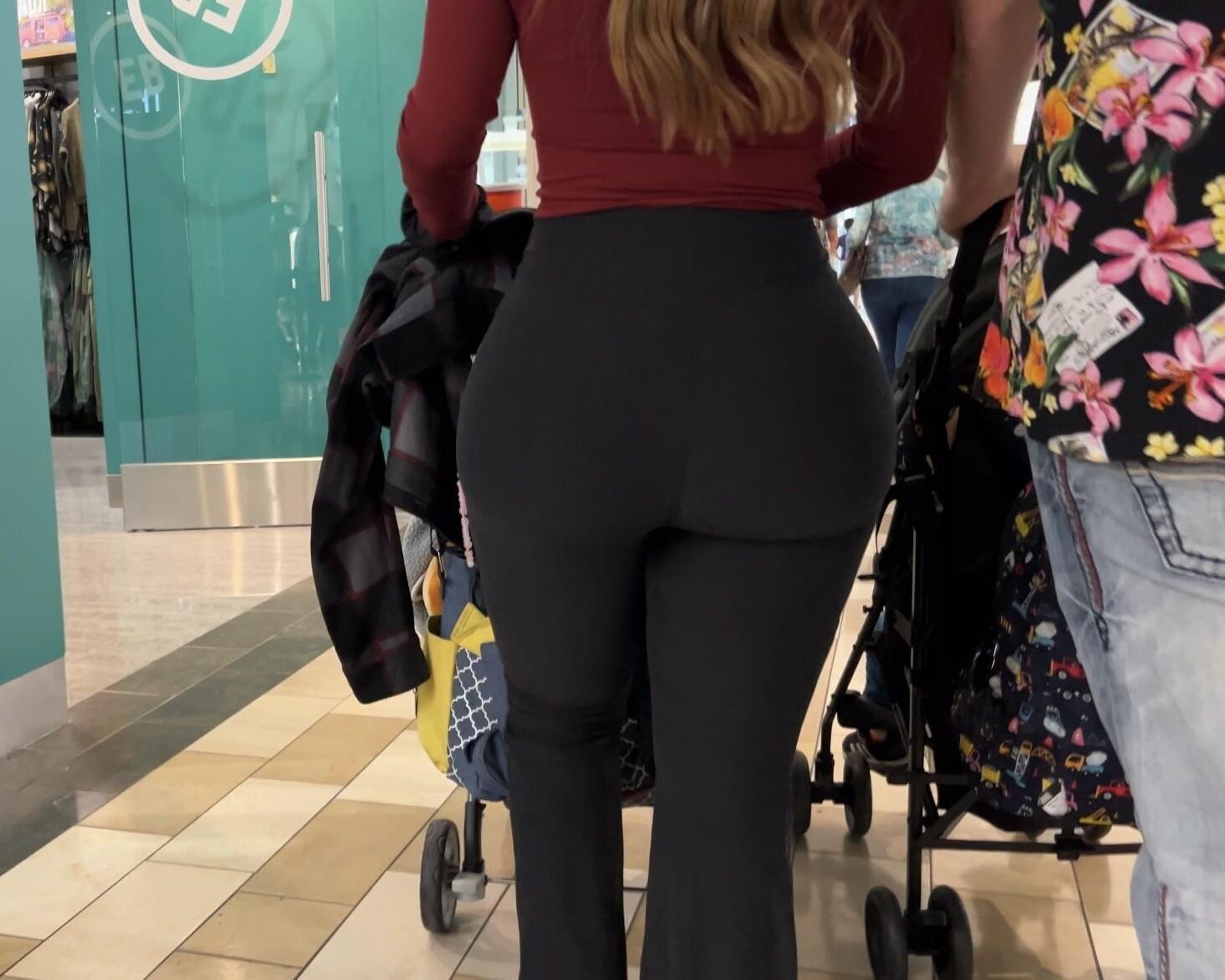 Milf Mother With An Extraordinary Ass