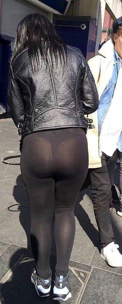 Candid Voir à travers les leggings