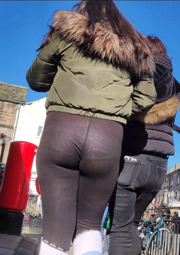 Candid Voir à travers les leggings