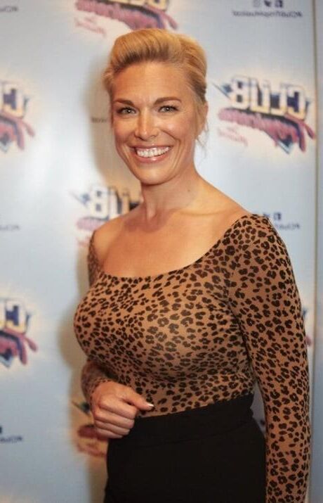 MILF Salope Hannah Waddingham; Gros Seins, Gros Cul, Hanches Larges