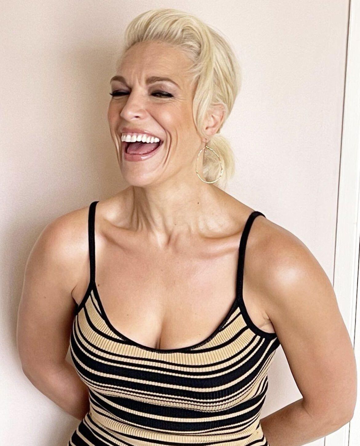 MILF Salope Hannah Waddingham; Gros Seins, Gros Cul, Hanches Larges