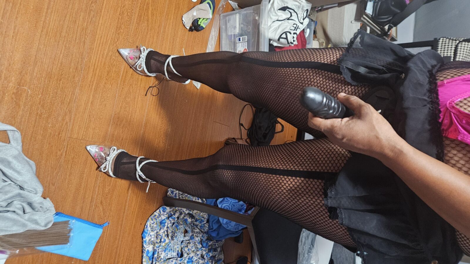 Hotwife Nyla in transparenten High Heels, Netzstrümpfen und Strapon