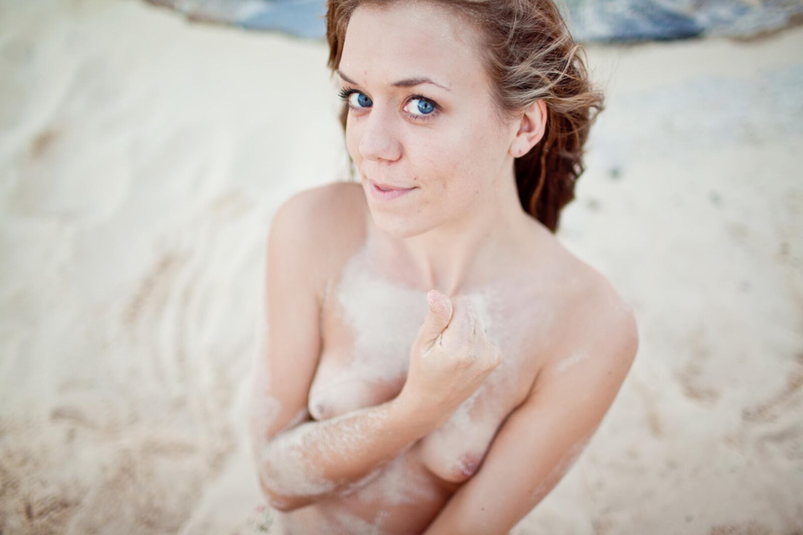 Blue eyed bride Robyn topless at the beach