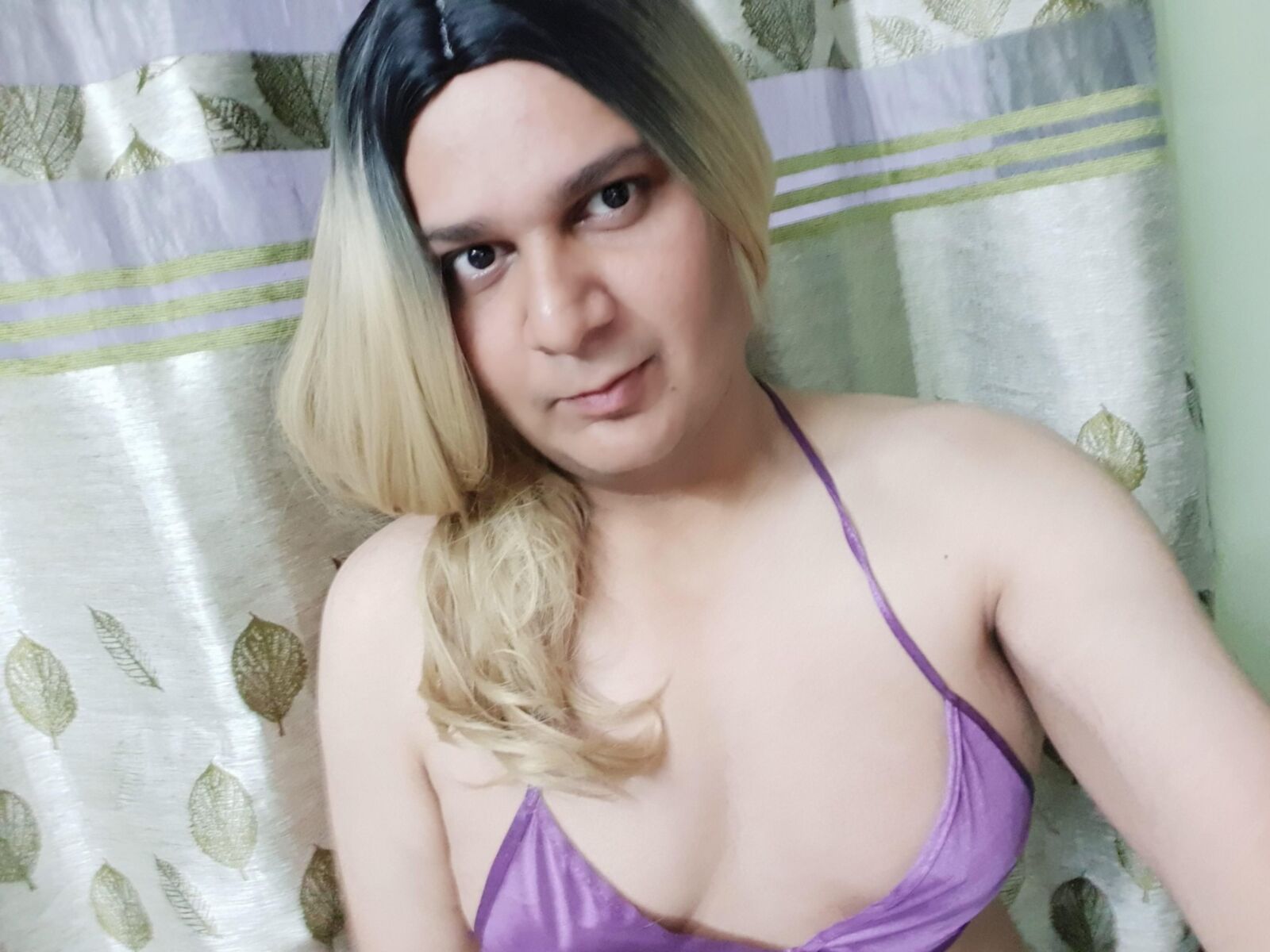 Travesti Monica M en Bikini Púrpura